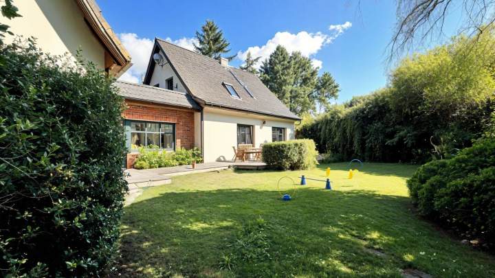Zwei-Familien-Haus am Wasser – Wohnen, wo andere Urlaub machen