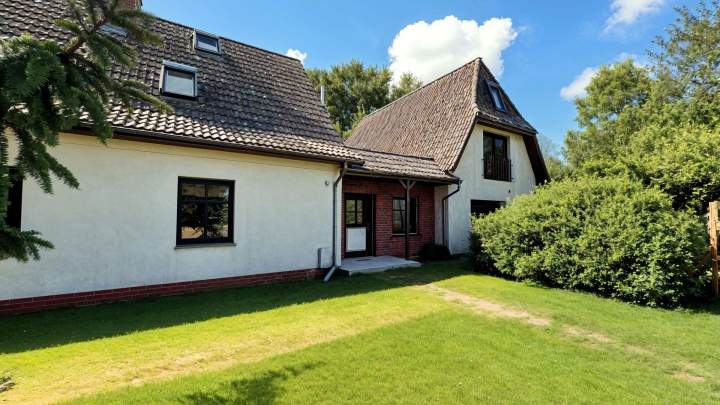 Zwei-Familien-Haus am Wasser – Wohnen, wo andere Urlaub machen