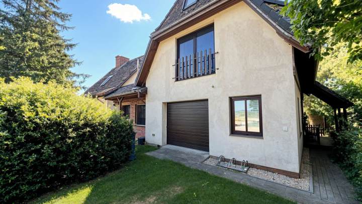 Zwei-Familien-Haus am Wasser – Wohnen, wo andere Urlaub machen
