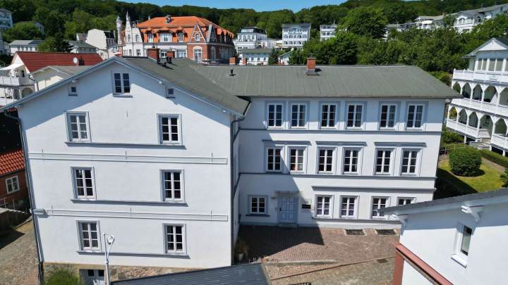 Stilvolles Appartementhaus mit 11 Ferienwohnungen an der Uferpromenade der Altstadt von Sassnitz