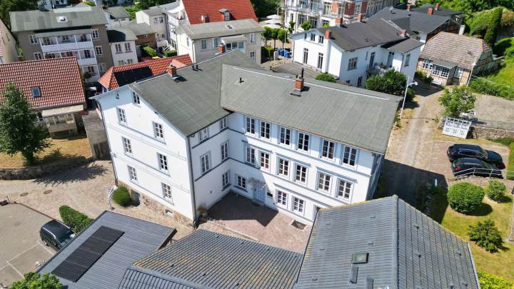 Stilvolles Appartementhaus mit 11 Ferienwohnungen an der Uferpromenade der Altstadt von Sassnitz
