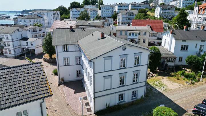 Stilvolles Appartementhaus mit 11 Ferienwohnungen an der Uferpromenade der Altstadt von Sassnitz