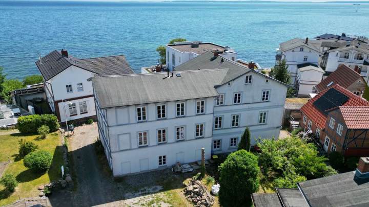 Stilvolles Appartementhaus mit 11 Ferienwohnungen an der Uferpromenade der Altstadt von Sassnitz