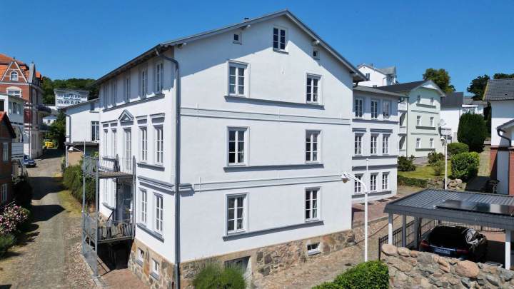 Stilvolles Appartementhaus mit 11 Ferienwohnungen an der Uferpromenade der Altstadt von Sassnitz