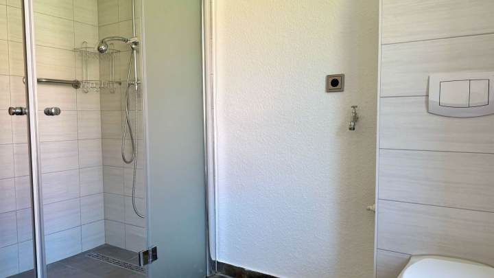 Attraktive 2,5-Zimmer-Wohnung mit Balkon und zwei Parkplätzen
