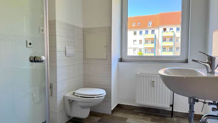 Attraktive 2,5-Zimmer-Wohnung mit Balkon und zwei Parkplätzen