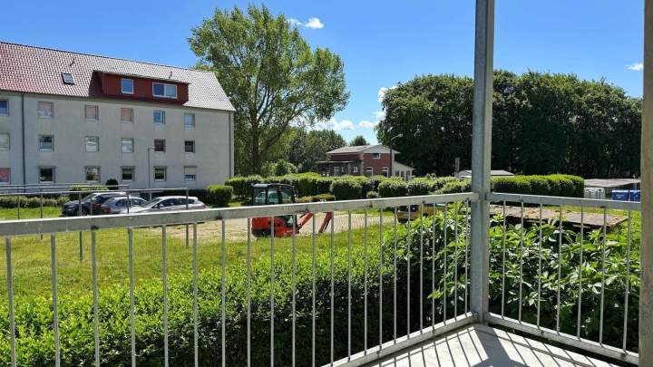 Attraktive 2,5-Zimmer-Wohnung mit Balkon und zwei Parkplätzen