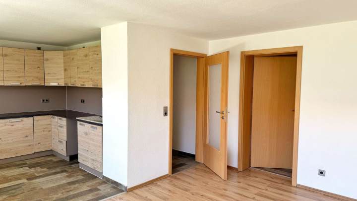 Attraktive 2,5-Zimmer-Wohnung mit Balkon und zwei Parkplätzen