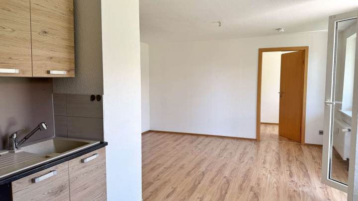 Attraktive 2,5-Zimmer-Wohnung mit Balkon und zwei Parkplätzen