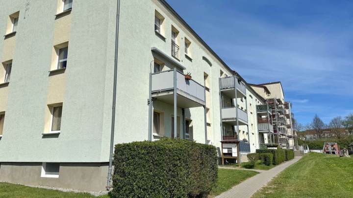 Attraktive 2,5-Zimmer-Wohnung mit Balkon und zwei Parkplätzen