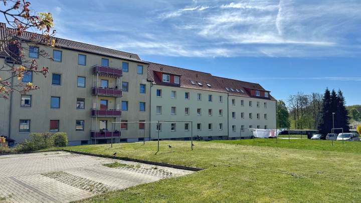 Attraktive 2,5-Zimmer-Wohnung mit Balkon und zwei Parkplätzen