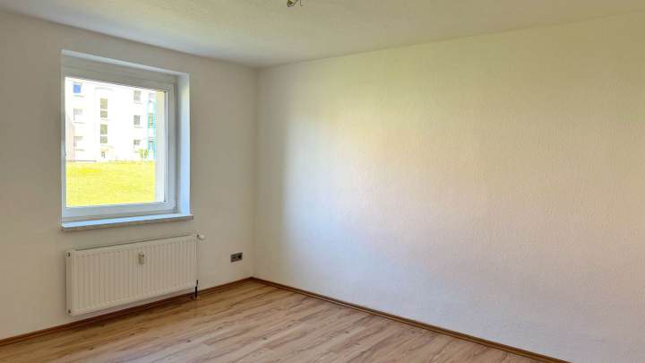 Attraktive 2,5-Zimmer-Wohnung mit Balkon und zwei Parkplätzen