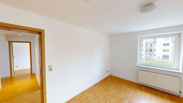 Bezugsfreie 4-Raum-Wohnung mit Balkon, Kellerraum und Pkw-Stellplatz