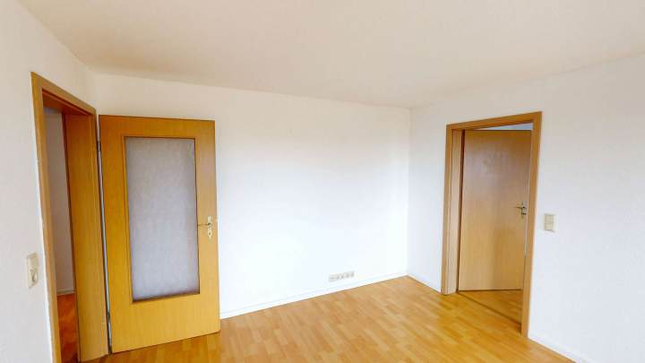 Bezugsfreie 4-Raum-Wohnung mit Balkon, Kellerraum und Pkw-Stellplatz