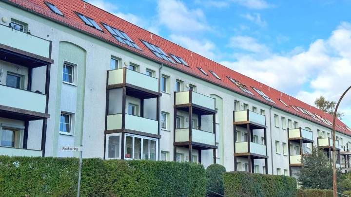 Bezugsfreie 4-Raum-Wohnung mit Balkon, Kellerraum und Pkw-Stellplatz
