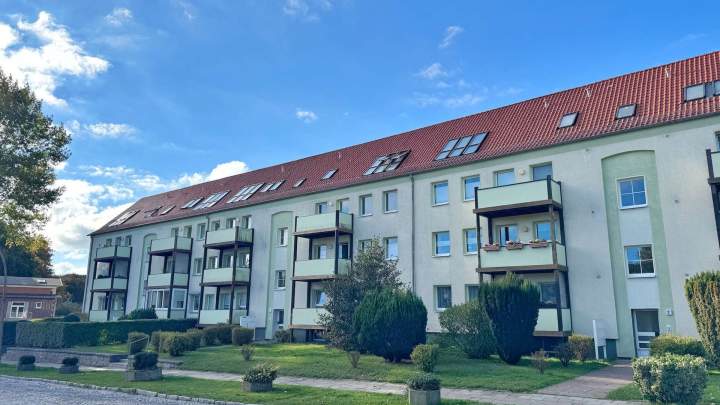 Bezugsfreie 4-Raum-Wohnung mit Balkon, Kellerraum und Pkw-Stellplatz
