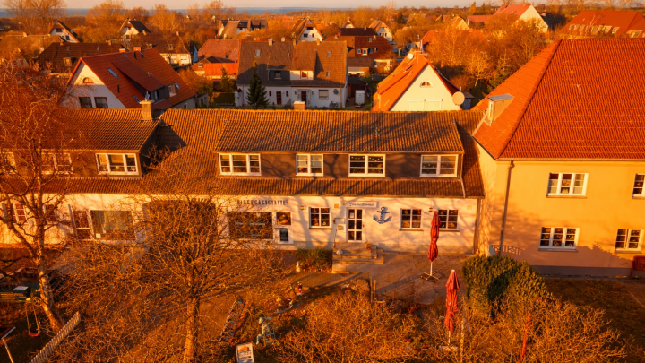 Wohnen und Gastgewerbe in bester Lage auf Rügen – Eigentumswohnung mit Gaststätte